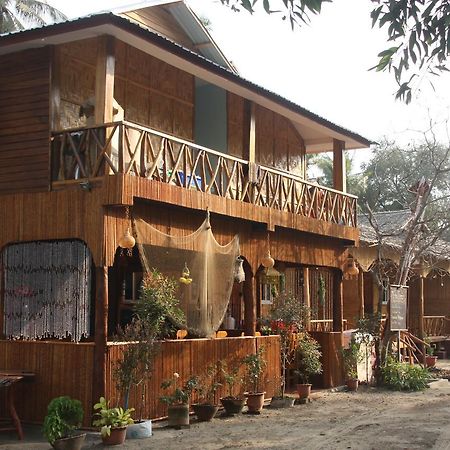Soe Ko Ko Beach House & Restaurant Ngwesaung Bagian luar foto