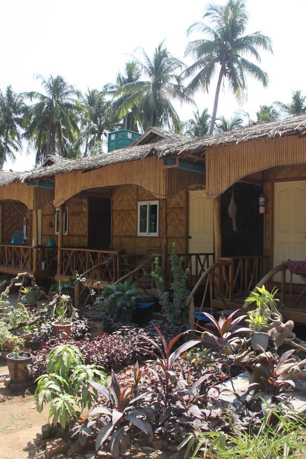 Soe Ko Ko Beach House & Restaurant Ngwesaung Bagian luar foto